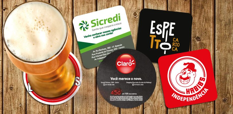 Copo de chopp sobre bolachas personalizadas Sicredi, Claro, Espetto Carioca e Habib's